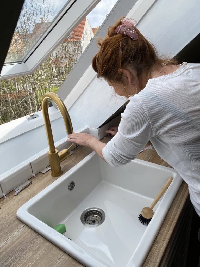 “Opsætning af fliser i det nye køkken under lejlighedsrenovering”