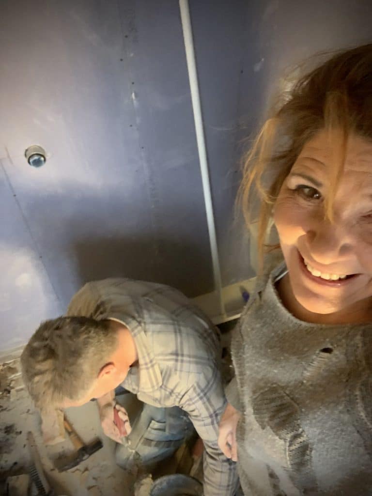 Samarbejde og grin midt i renovering af skæv lejlighed”
