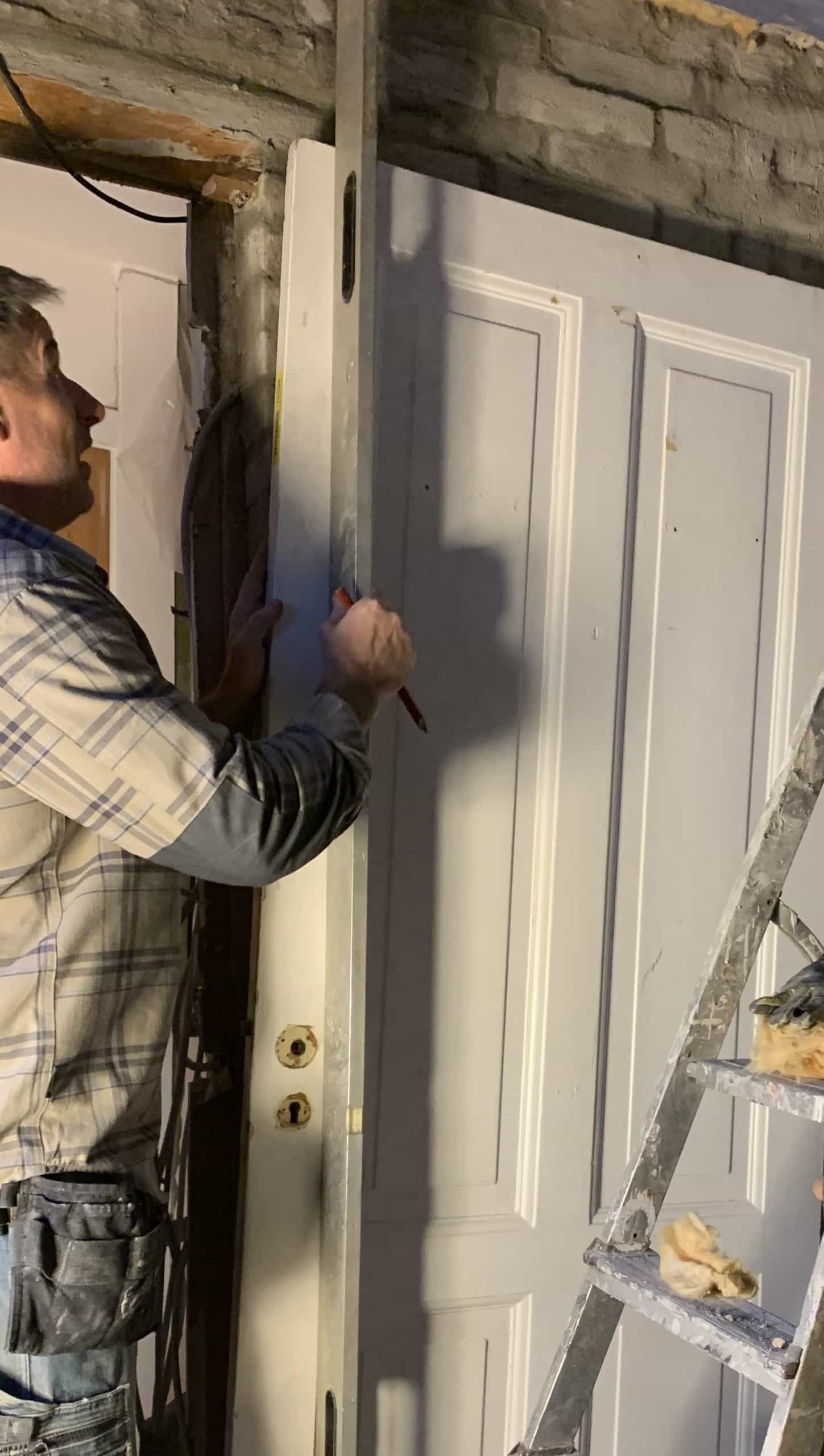 Renovering af lejlighed med Handymanden – skydedør monteres”