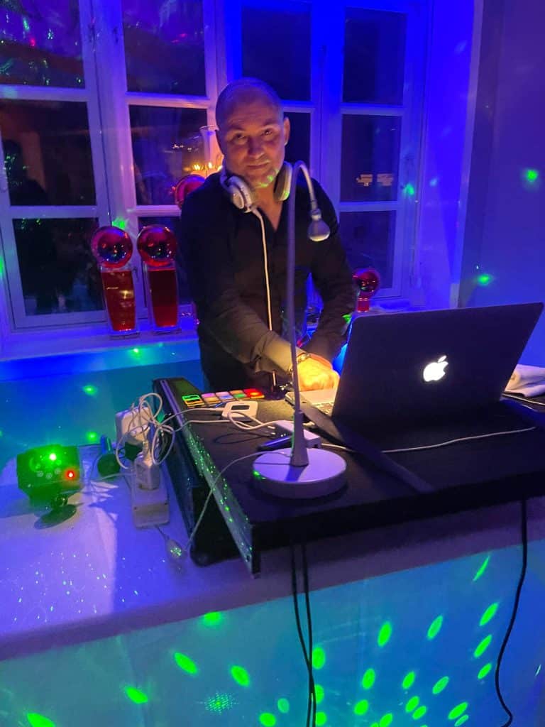 “DJ spiller op til dans midt i fødselsdagsfesten – mens renoveringen står på