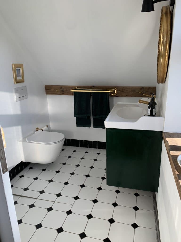 “Færdigt badeværelse efter renovering af lejlighed i Hørsholm”
