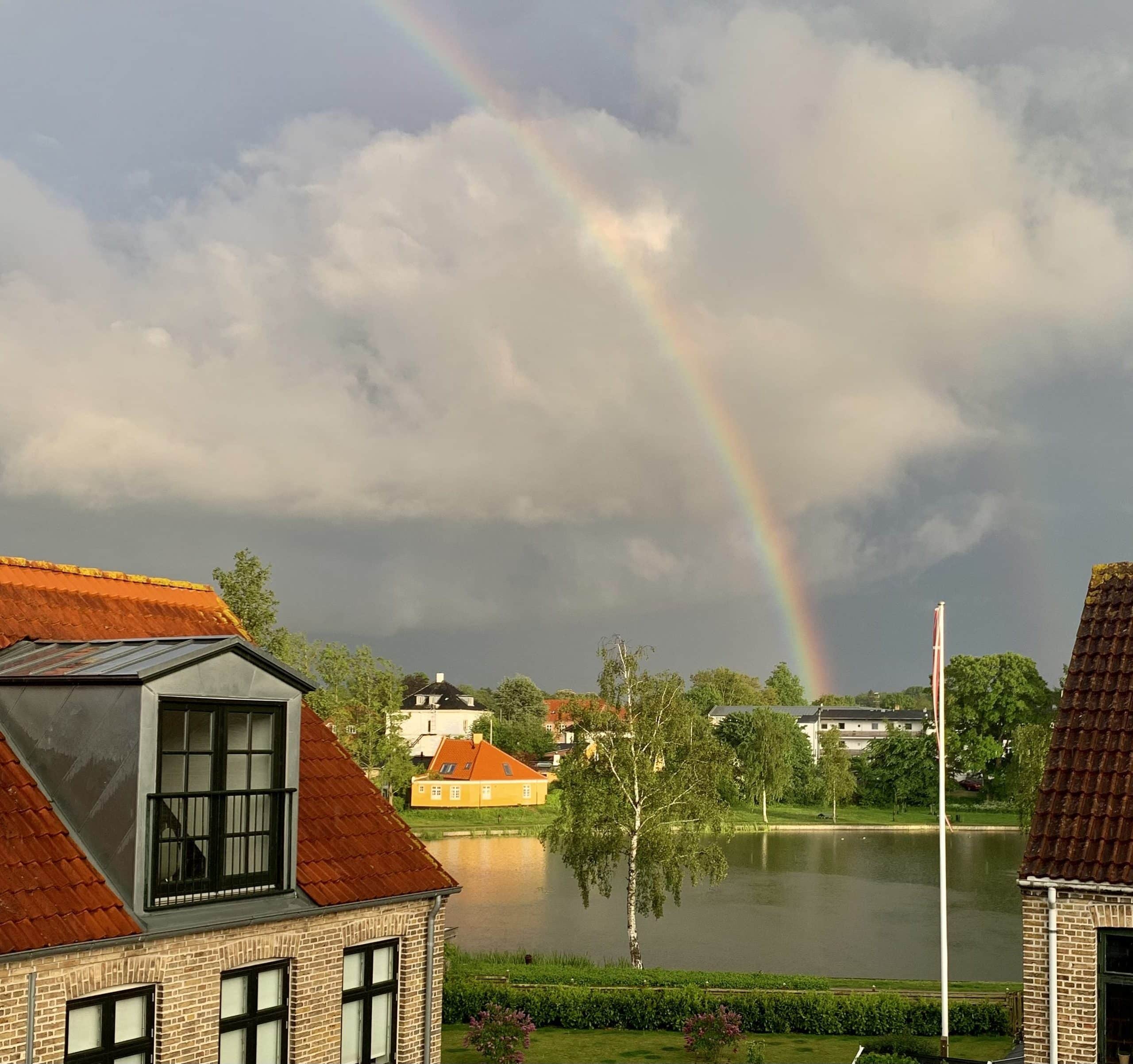 Regnbue over Hørsholm – håb midt i hverdag og renovering”