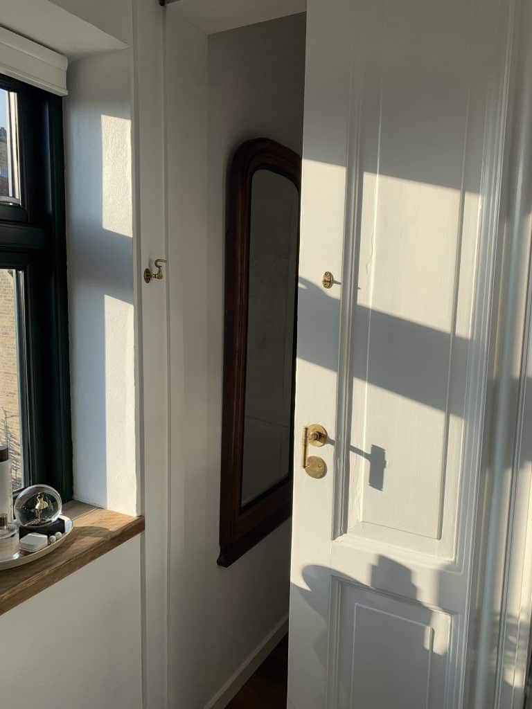 Detaljer fra renoveret badeværelse – den nye skydedør