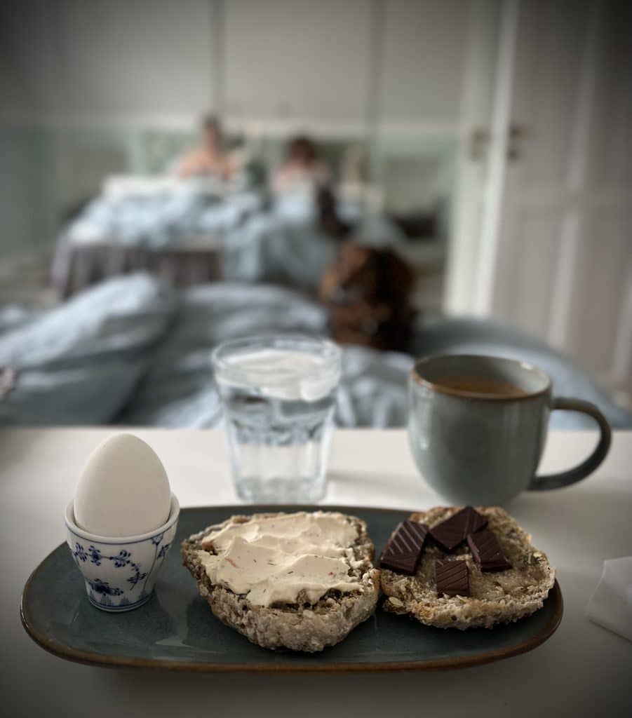 Morgenmad på sengen – nærvær og langsom kærlighed i hverdagen