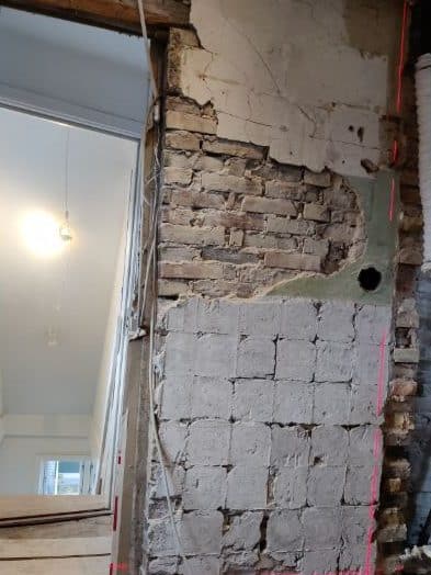 “Skæve vægge i lejligheden under renovering”
